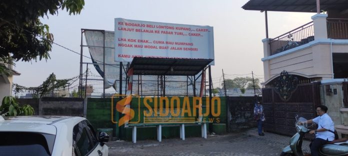 Tampak batas perumahan Mutiara Regency - Mutiara City yang menjadi perdebatan. Warga menegaskan, area tersebut bukan akses jalan yang ditutup, melainkan batas kompleks yang sudah ada sejak lama, Jumat (22/8/2025) / Foto: Ard