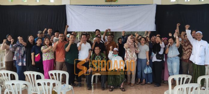 Warga RW 16, Perumahan Mutiara Regency, Desa Banjarbendo, Kecamatan Sidoarjo, menggelar pertemuan internal di aula kompleks setempat pada Jumat (22/8/2025) / Foto: Ard