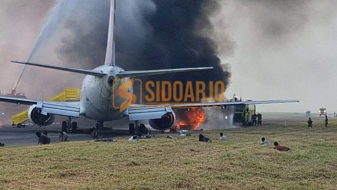 Petugas saat melakukan simulasi evakuasi pesawat terbakar/Foto: Hnf