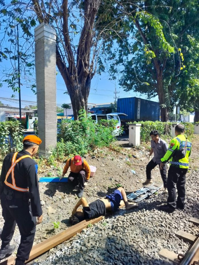 Korban tergeletak setelah terserempet kereta api/Foto: istimewa