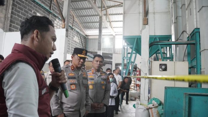Polisi saat melihat pabrik oplosan beras premium/Foto: istimewa