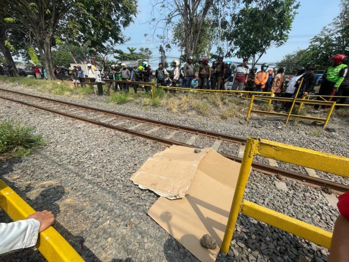Kondisi korban tertutup kardus setelah kejadian/Foto: istimewa