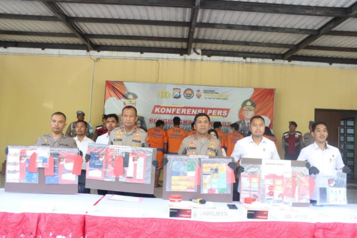 Polisi saat menunjukkan barang bukti tindak kejahatan pelaku/Foto: istimewa