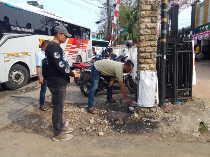 Polisi saat mendatangi Tempat Kejadian Perkara (TKP)/Foto: istimewa