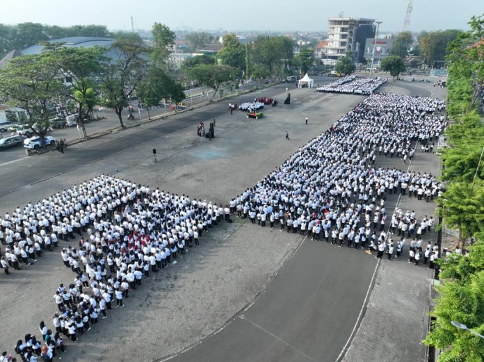 Ribuan pegawai non-ASN memadati Parkir Timur GOR Delta Sidoarjo, Jumat (22/8/2025) / Foto: Istimewa