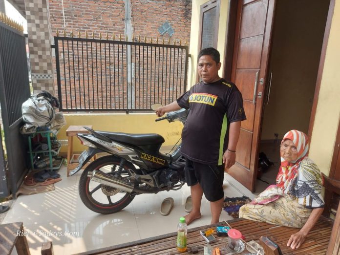Korban saat menunjukkan lokasi hilangnya motor/Foto: istimewa