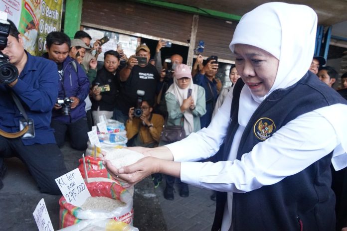 Gubernur Jawa Timur, Khofifah Indar Parawansa, bersama Bupati Sidoarjo, H. Subandi, meninjau langsung distribusi beras di Pasar Larangan, Sidoarjo, Senin (25/8/2025) / foto: Diskominfo Sidoarjo
