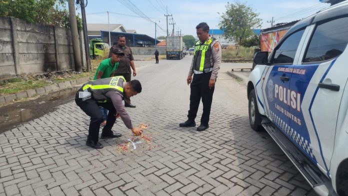 Polisi melakukan olah Tempat Kejadian Perkara (TKP) setelah kecelakaan/Foto: istimewa