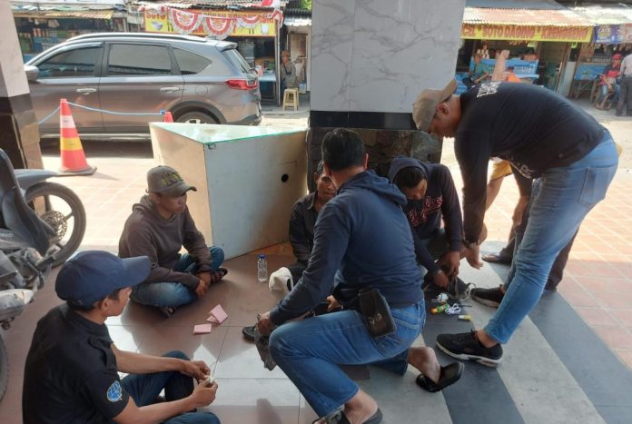 Petugas kepolisian saat menertibkan para terduga calo/Foto: istimewa