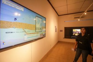 Seorang pengunjung sedang menikmati pameran karya sepuluh seniman dengan tema besar mengenai dunia digital di Rumah Budaya Sidoarjo/Foto: sidoarjonews.id