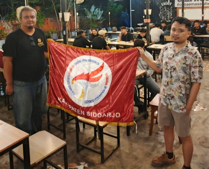Ketua umum ESI Sidoarjo, Julius Ivan (kiri), bersama Ketua Harian ESI Sidoarjo, Ryansyah Fitrah Nugraha (kanan). ESI Sidoarjo bakal lebih sering menggelar turnamen dan event kompetitif, khususnya di tingkat kecamatan sebagai ajang pembinaan sekaligus pencarian bibit unggul / Foto: ESI Sidoarjo for Sidoarjonews.id