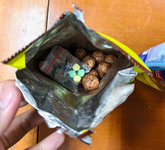 Petugas dan kepolisian saat memperlihatkan barang bukti pil ekstasi/Foto: istimewa