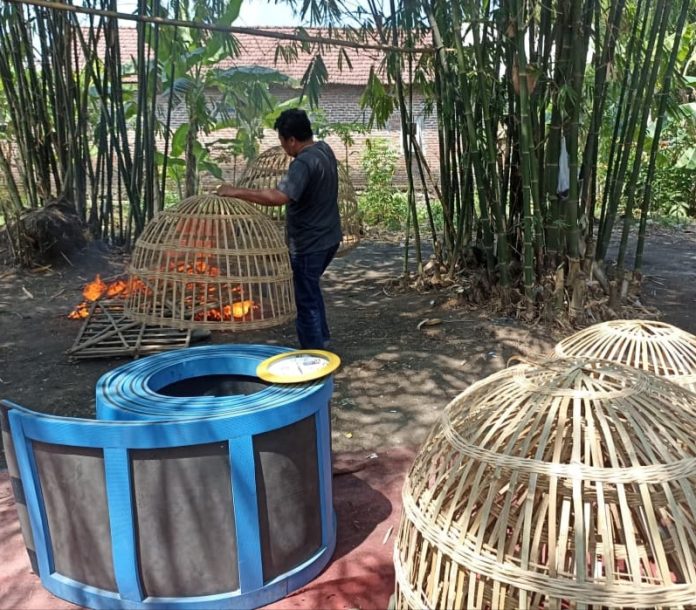 Polisi saat melakukan pembongkaran dan pembakaran arena sabung ayam/Foto : istimewa