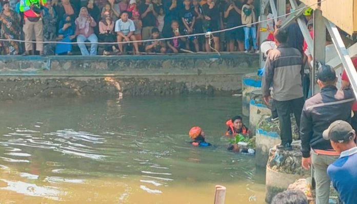 Petugas saat berhasil mengevakuasi jasad korban/Foto: istimewa