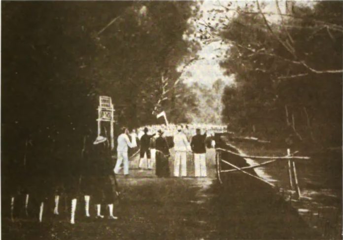 Kerusuhan yang terjadi di tahun 1904 tepatnya di Gedangan, saat gubernur didampingi dengan Bupati Surabaya saat itu tengah berunding dengan pemberontak/Foto: Sumber dokumen foto dari Buku 