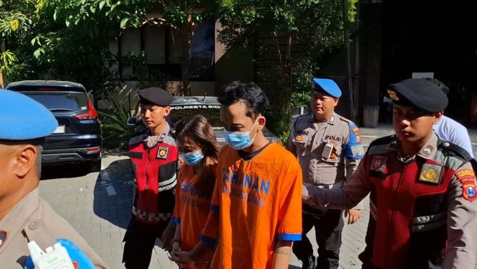 Kedua pelaku (sejoli )saat diamankan polisi/Foto: Hnf
