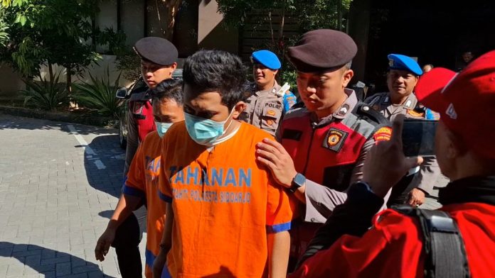 Tampang kedua pelaku saat keluar dari tahanan/Foto: hnf
