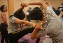 Date Sehat dan Romantis? Coba Yoga Date, Bikin Hubungan Tambah Lengket Salah satu gerakan Yoga Date yang diperagakan pasangan muda / Foto: istimewa