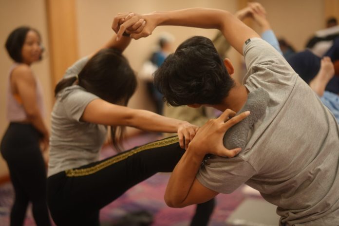 Salah satu gerakan Yoga Date yang diperagakan pasangan muda / Foto: istimewa