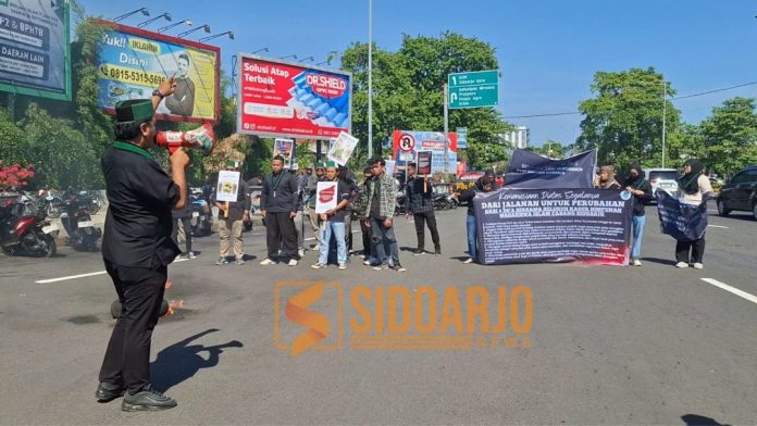 Puluhan Mahasiswa saat melakukan demonstrasi di exit tol Sidoarjo/Foto: Hnf