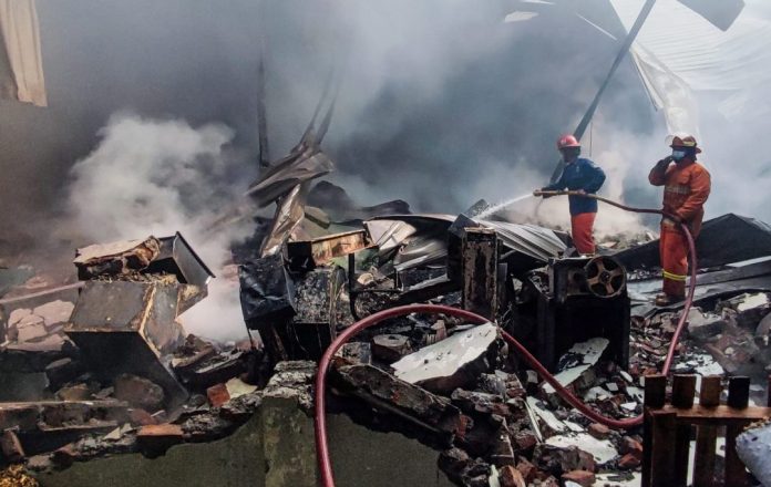 Petugas damkar saat melakukan pembasahan api/Foto: istimewa