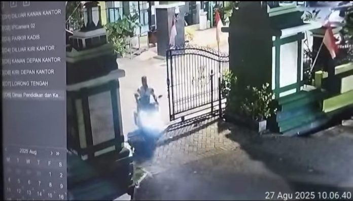 Potongan video pelaku saat terekam kamera CCTV sedang membawa kabur motor milik korban/Foto: Istimewa