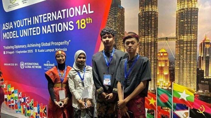 Empat siswa/i SMA Al Muslim saat menjadi delegasi di Malaysia/Foto: istimewa