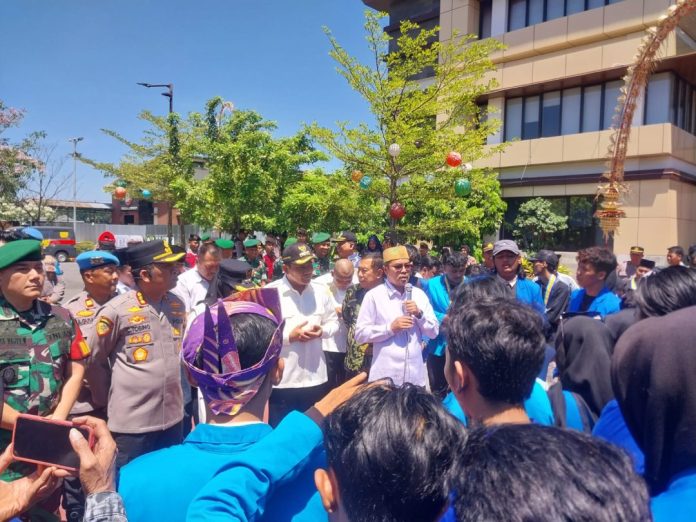 PMII Sidoarjo saat menggelar aksi doa bersama di Polresta Sidoarjo/Foto: istimewa