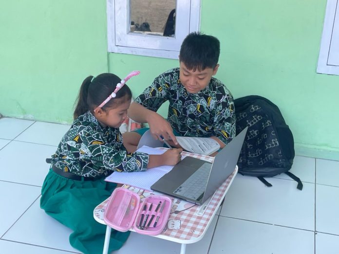 Dua murid saat melaksanakan pembelajaran dirumah/Foto: istimewa