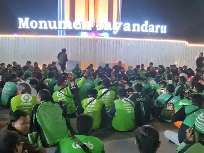 Ratusan ojol saat melalukan gelar doa bersama pada beberapa waktu lalu di Alun-alun Sidoarjo/Foto : istimewa