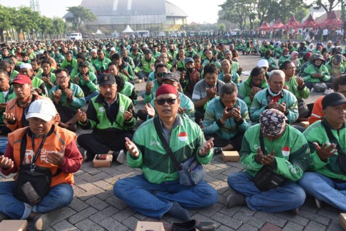 Ribuan pengemudi ojek online (ojol) memadati area parkir timur GOR Sidoarjo pada Jumat (5/9) pagi