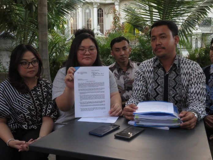 Tim kuasa hukum korban saat menunjukkan putusan MA/Foto: istimewa