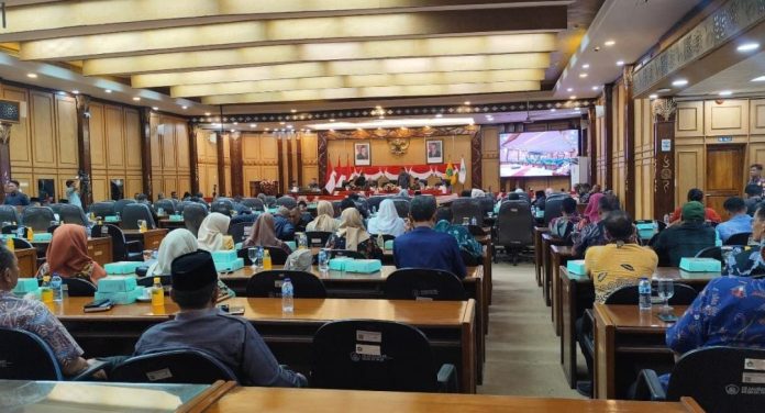 Bupati Sidoarjo, Subandi, saat rapat paripurna/Foto: istimewa