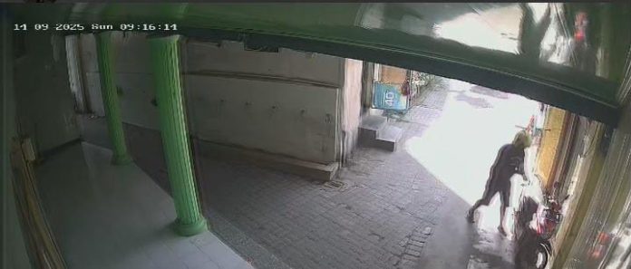 Tangkapan layar rekaman CCTV saat pencurian/Foto: istimewa