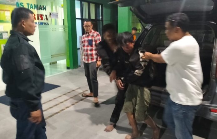 Terduga pelaku saat digelandang polisi/Foto: istimewa
