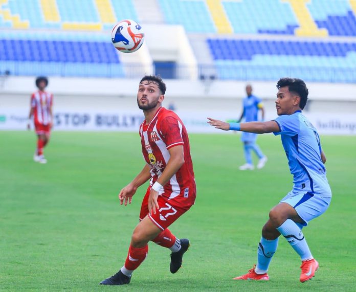 Pemain Deltras FC saat berebut bola dengan pemain Persela Lamongan/Foto: istimewa