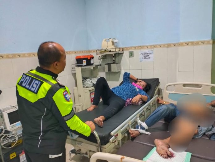 Petugas saat mengecek kondisi korban di rumah sakit/Foto: istimewa