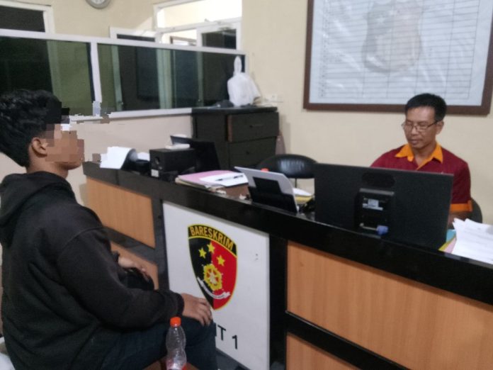 Korban saat membuat laporan di Polsek Taman/Foto: istimewa