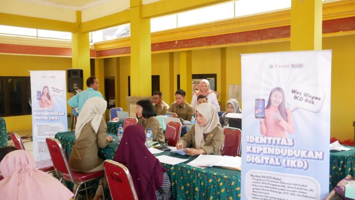 Ratusan masyarakat antusias memanfaatkan layanan jemput bola terpadu yang digagas Dinas Kependudukan dan Pencatatan Sipil (Dispendukcapil) Kabupaten Sidoarjo, Rabu (24/9) /Foto: istimewa