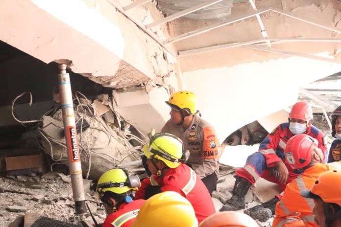Petugas gabungan sangat fokus pada suara maupun tanda-tanda dari dalam reruntuhan / Foto: istimewa