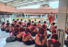 Masuki Tahap Lelang, Dua Ruang Kelas SMPN 2 Tanggulangin Siap Ditinggikan Momen saat para siswa melakukan pembelajaran di Mushola akibat kelas terendam banjir/Foto: istimewa