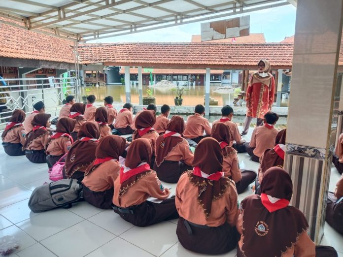 Momen saat para siswa melakukan pembelajaran di Mushola akibat kelas terendam banjir/Foto: istimewa