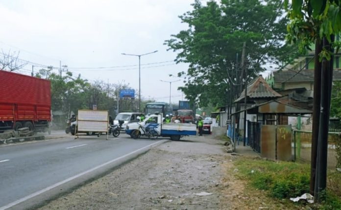 Proyek pelebaran jembatan di Jalan Raya Trosobo, Kecamatan Taman, membuat arus lalu lintas di jalur utama Surabaya–Mojokerto beberapa hari terakhir mengalami kemacetan/Foto: istimewa
