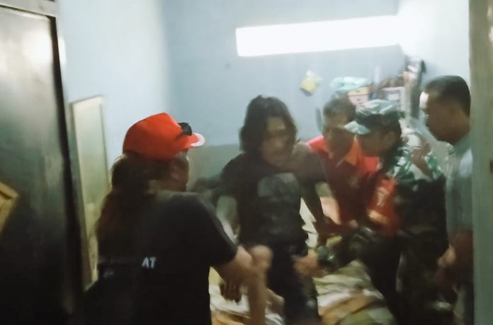 Warga dan relawan saat berhasil mengevakuasi pria ODGJ di Taman/Foto: istimewa