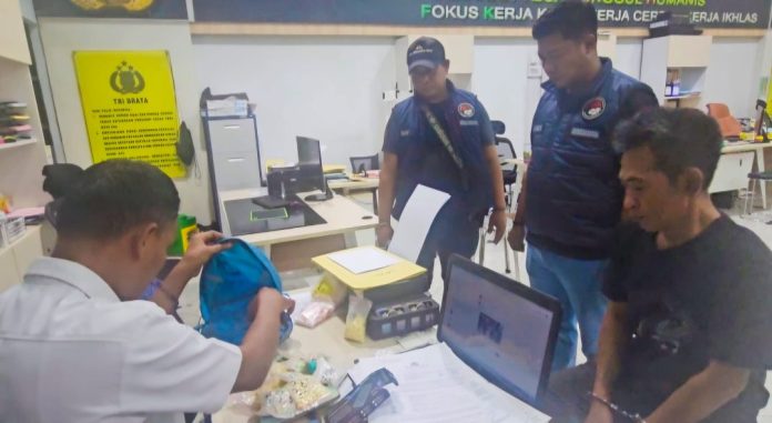 Pelaku saat diinterogasi petugas kepolisian/Foto: istimewa