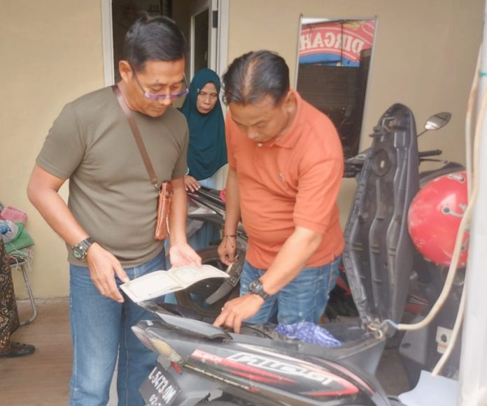 Polisi saat mengecek barang bukti curian pelaku/Foto: istimewa.