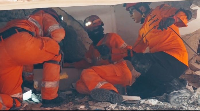 Proses evakuasi masih terus berlangsung. Tim SAR berusaha membuka akses baru untuk menjangkau titik-titik yang diperkirakan masih ada korban selamat / Foto: istimewa