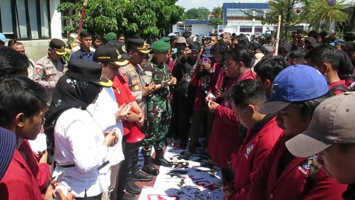 Puluhan mahasiswa saat berdo'a bersama/Foto: Hnf