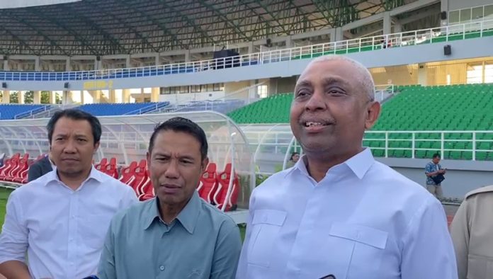 Dari kanan, Ketua Asprov PSSI Jatim Ahmad Riyadh, Sekjend PSSI Yunus Nusi, Sekrrtaris Asprov PSSI Jatim Amir Burhanuddin/Foto: istimewa