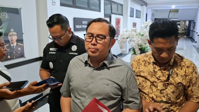 Kasi Pidsus Kejari Sidoarjo, Jhon Franky Ariandi saat gelaran konferensi pers/Foto: hnf